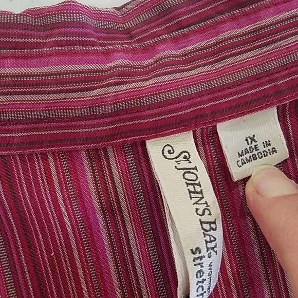 Sleeveless Vneck Pink maroon 1X plus button shirt - Picture 3 of 3